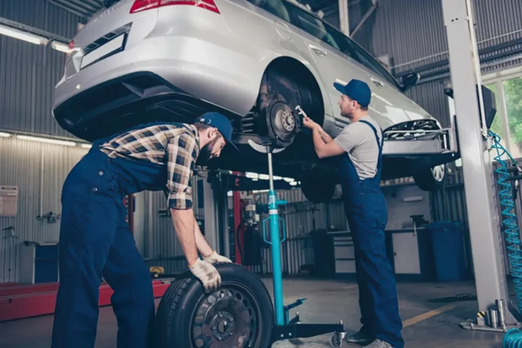 Auto servis i mehaničari na poslu