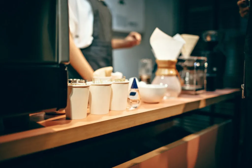 Barista pravi kafu u kafiću