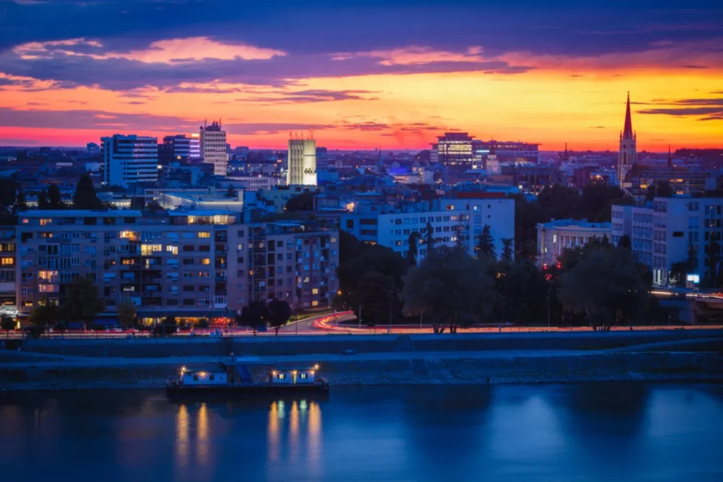 Vođenje društvenih mreža Novi Sad, novi Sad, pogled na grad i Dunav u sumrak