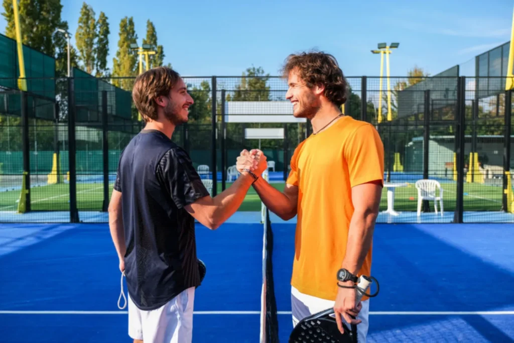 Padel klub i igrači na terenu